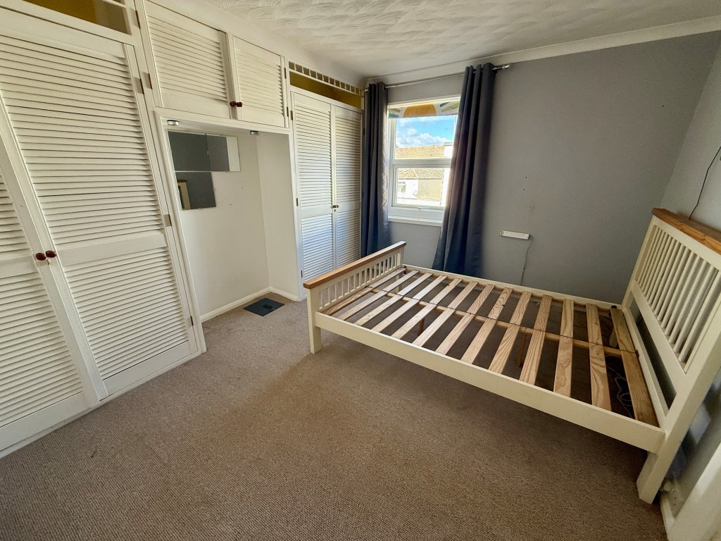 Lot: 16 - TWO-BEDROOM END-TERRACE HOUSE - Bedroom two